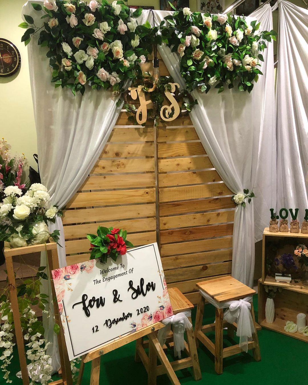 Gambar Photo Booth Bertema Backdrop Polos