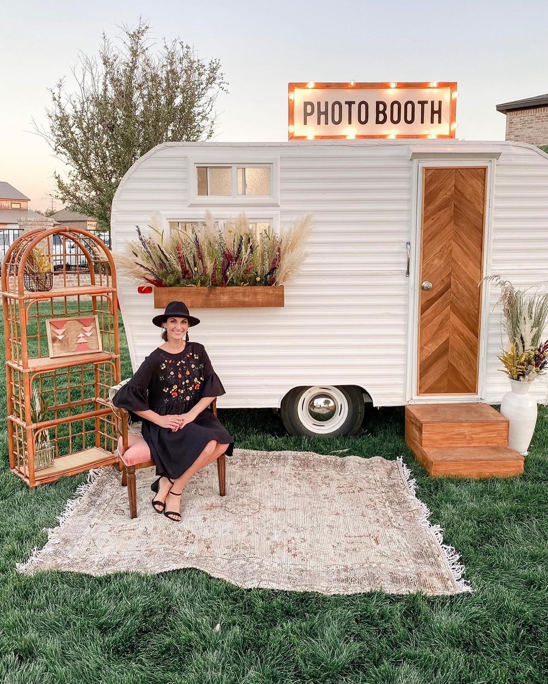 Konsep Photo Booth Simpel Bertema Vintage Rustic