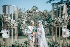 BGJ_2895-scaled-1-300x200 Bukan Sekadar Hiasan, Ini Arti Kancing dan Melati pada Pakaian Pengantin Sunda Siger