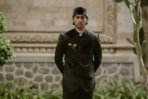 9-inspirasi-baju-pengantin-pria-muslim-modern-untuk-akad-dan-resepsi-1-300x200 9 Inspirasi Baju Pengantin Pria Muslim Modern untuk Akad dan Resepsi, dari Beskap hingga Gamis Arab