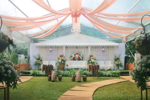 b1a8a255-89a2-461c-bc51-783d104b9411-edit-300x200 Pernikahan Outdoor vs Indoor, Mana yang Lebih Baik? Ini Kelebihan dan Kekurangannya