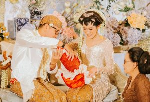 dhx3bnmaaucw11020191556-300x204 Melestarikan Akar Budaya: 5 Pernikahan Tradisi Nusantara yang Paling Populer dan Sering Digelar